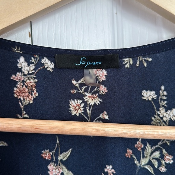 SOLD‼️ Soprano - Floral Wrap Around Design Blouse - Picture 2 of 3